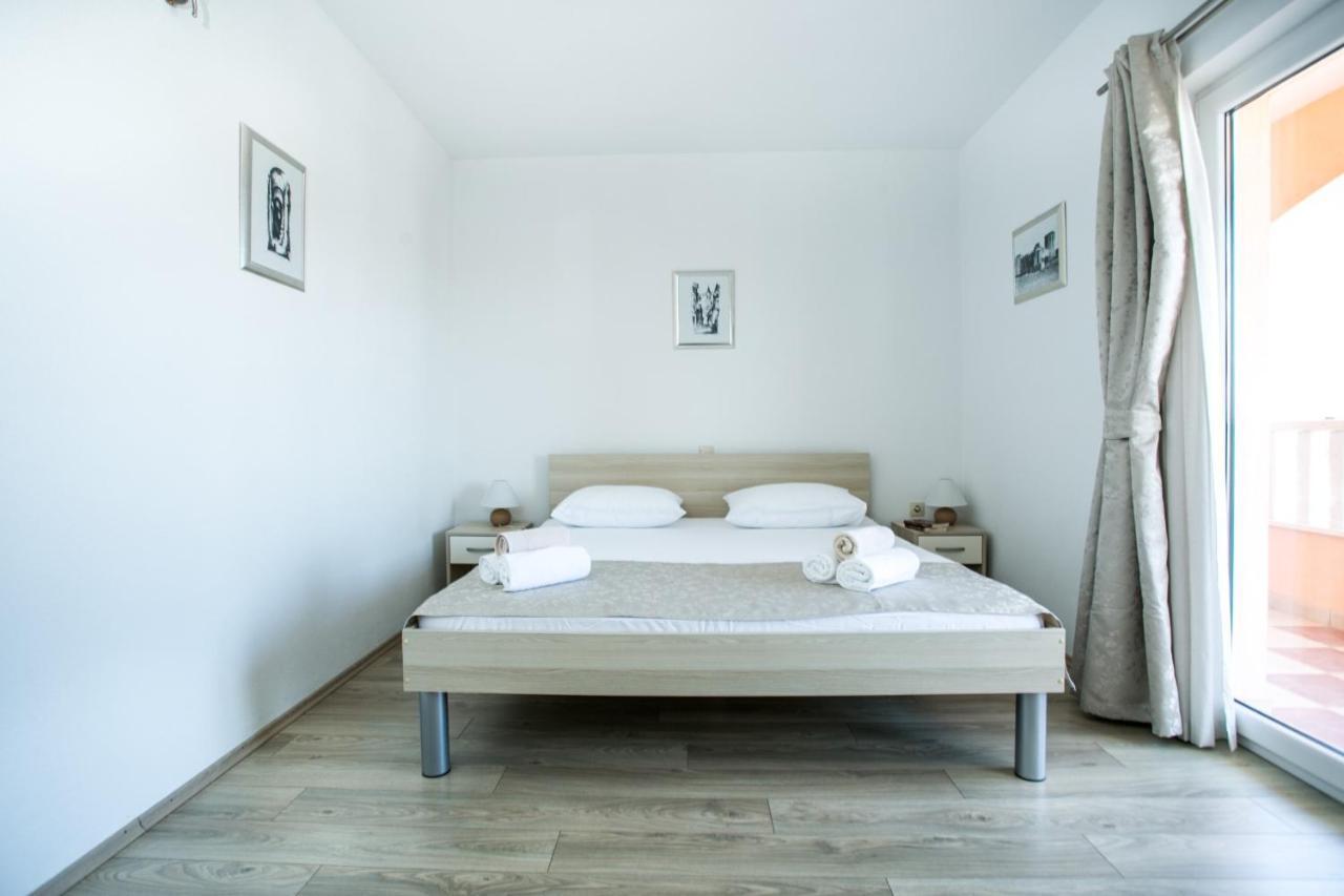 Kaja - Right Next To The Beach Trogir Exterior photo